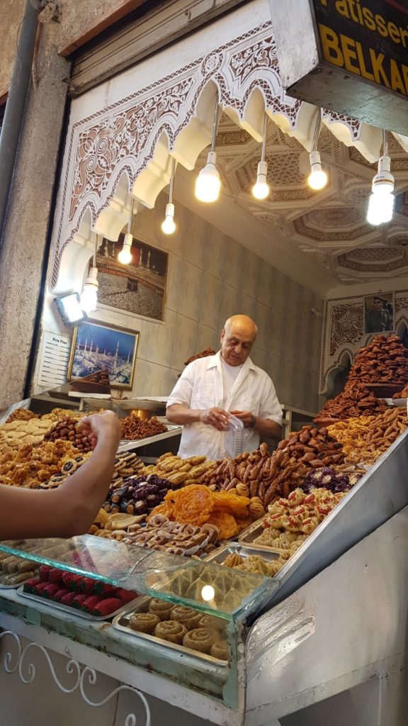 Vendedor de postres/dulces marroquíes en la Medina de Marrakech