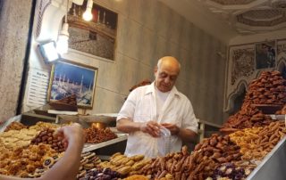 Vendedor de postres/dulces marroquíes en la Medina de Marrakech
