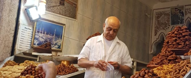 Vendedor de postres/dulces marroquíes en la Medina de Marrakech